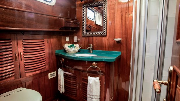 entre cielos gullet double cabin aristoteles bathroom min -  Valef Yachts Chartering - 3845