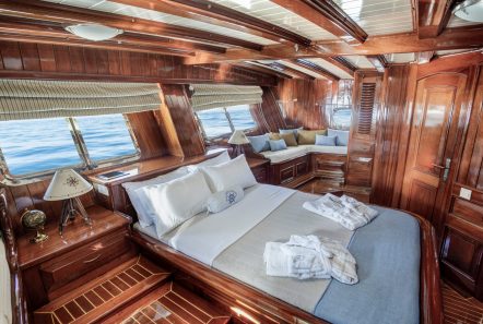 entre cielos gullet master cabin plato (1) min -  Valef Yachts Chartering - 3829