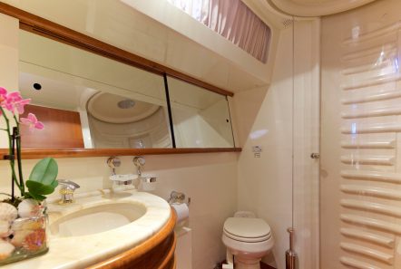 iris azimut motor yacht cabins and baths (9) -  Valef Yachts Chartering - 4515