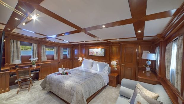 aquila motor yacht master cabin min -  Valef Yachts Chartering - 1008