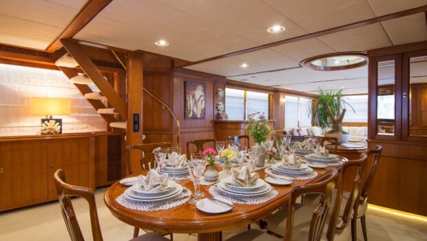 Suncoco-motor-yacht-dining-min