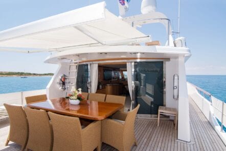 Suncoco-motor-yacht-sundeck-table (1)-min