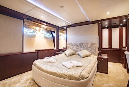 akira-one-motor-yacht-vip-suite-lower-deck (1)