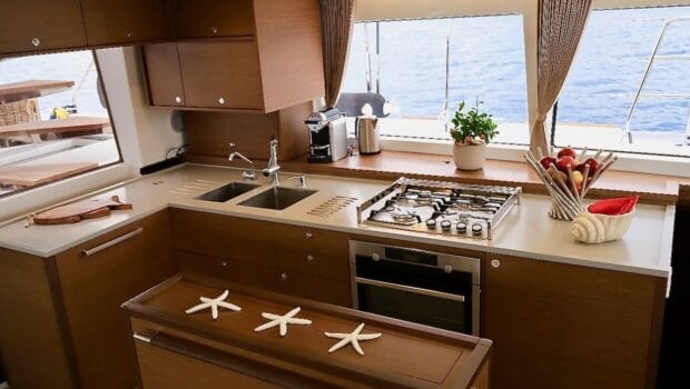 Sailboat cabins 37 min - Valef Yachts Chartering