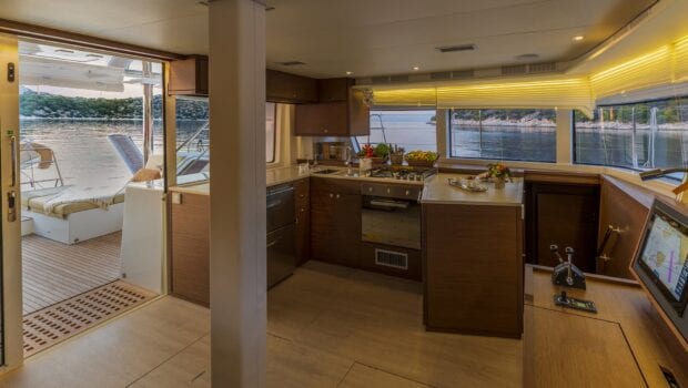 flo catamaran exterior salon (1) - Valef Yachts Chartering