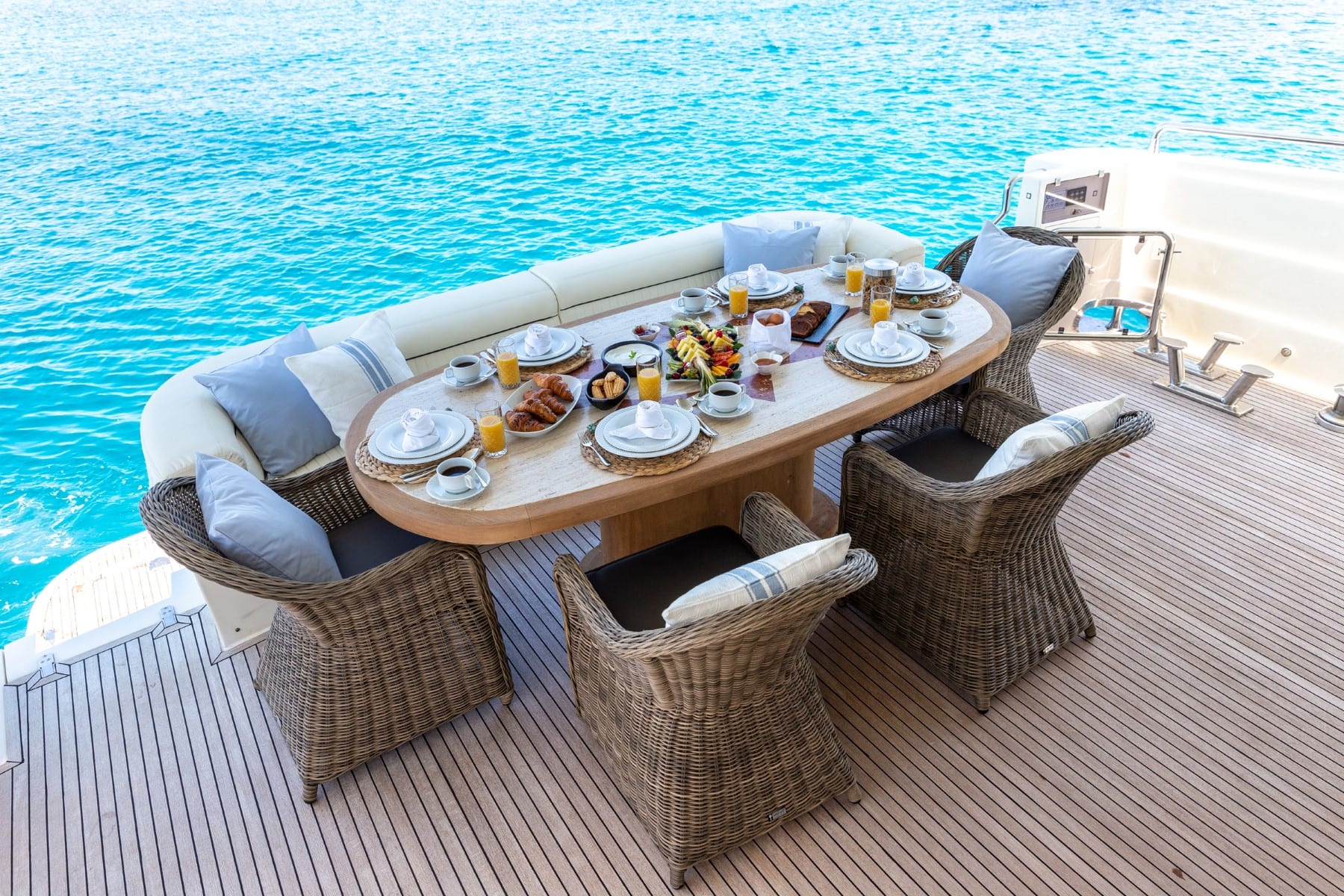 pareaki motor yacht aft table (Custom) - Valef Yachts Chartering