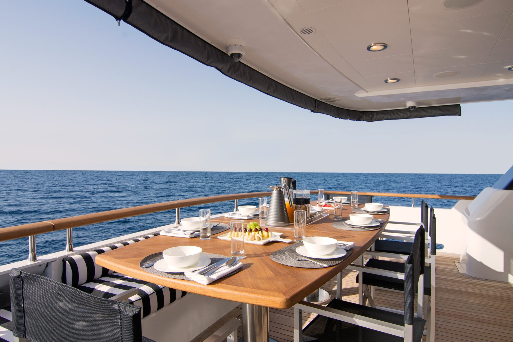 regina k motor yacht aft table) min - Valef Yachts Chartering