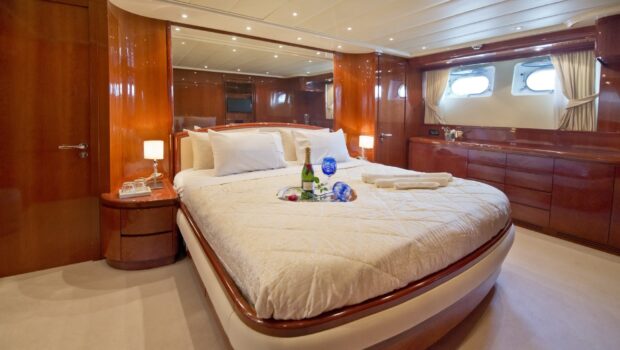 Falcon Island Owners Suite Valef (2) min - Valef Yachts Chartering