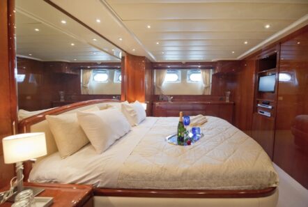 Falcon Island Owners Suite Valef (3) min - Valef Yachts Chartering