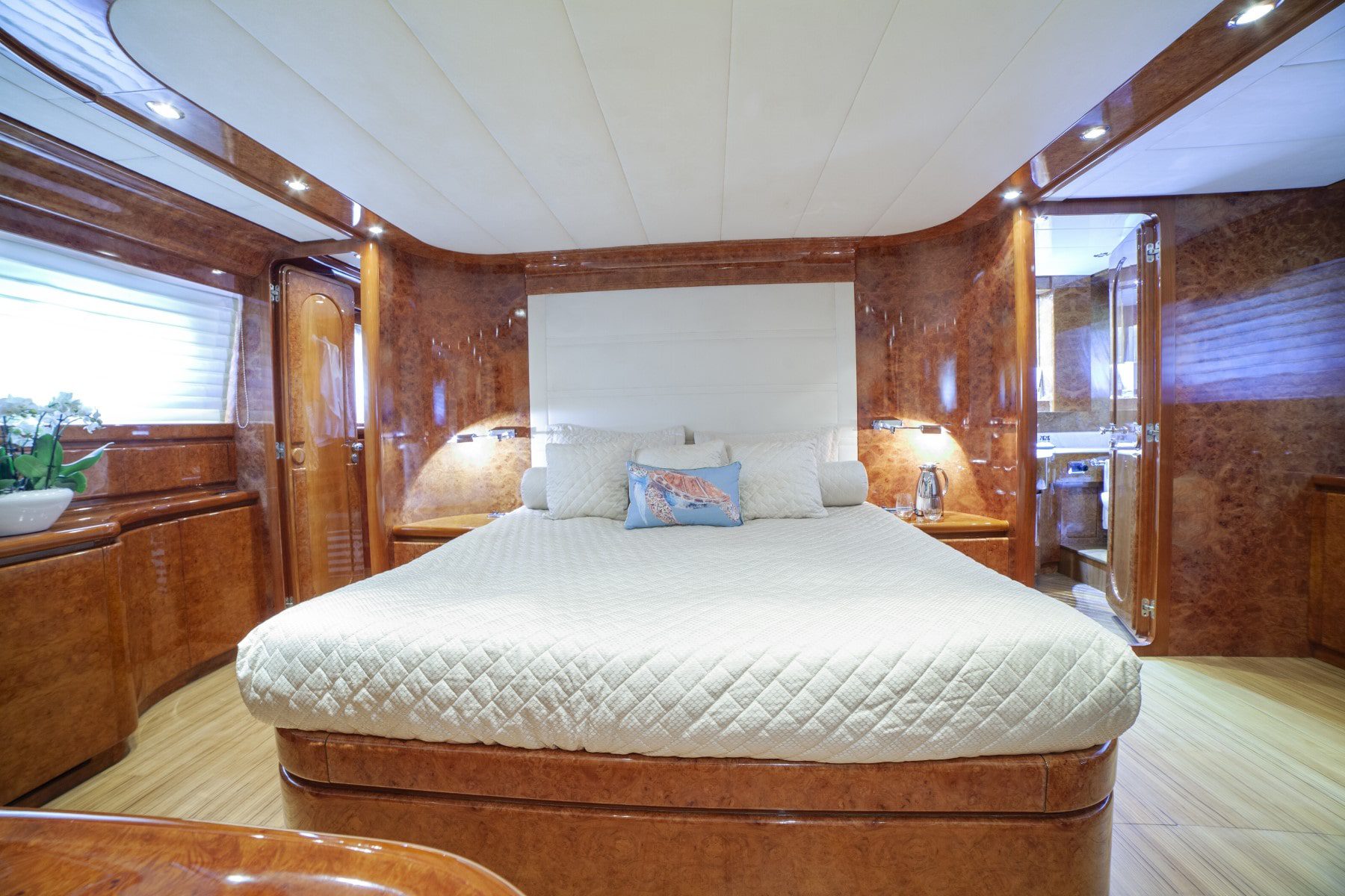 zoi motor yacht salon valef owners suite (1) (Custom) min - Valef Yachts Chartering