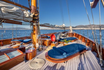 weatherbird  sailing fore deck (1) - Valef Yachts Chartering