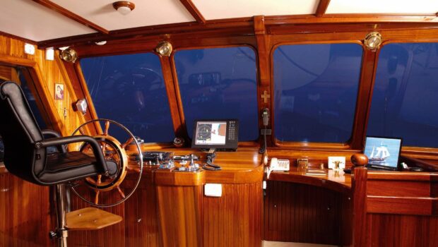 liana h motor sailer bridge - Valef Yachts Chartering