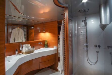 Satori bath shower valef yachts - Valef Yachts Chartering