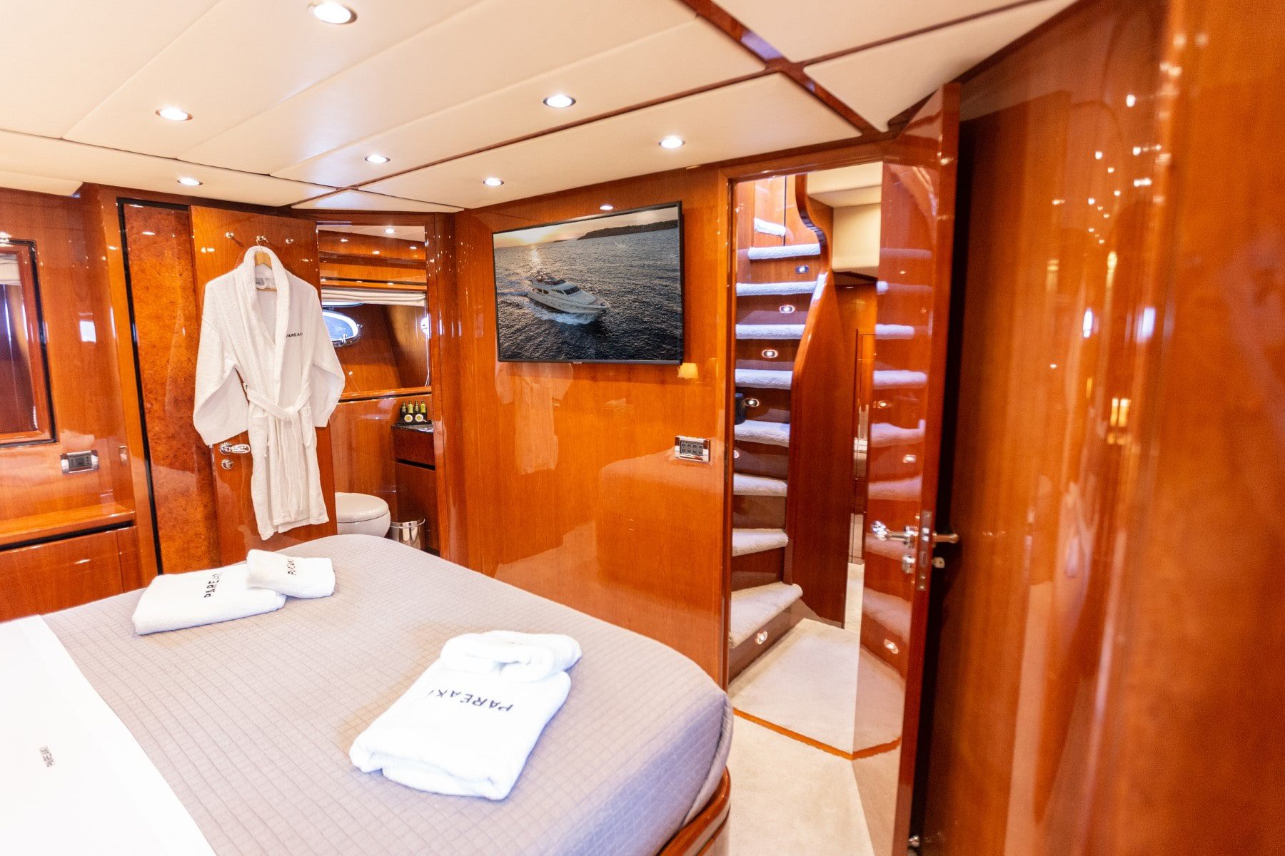 pareaki motor yacht cabins baths (9) - Valef Yachts Chartering