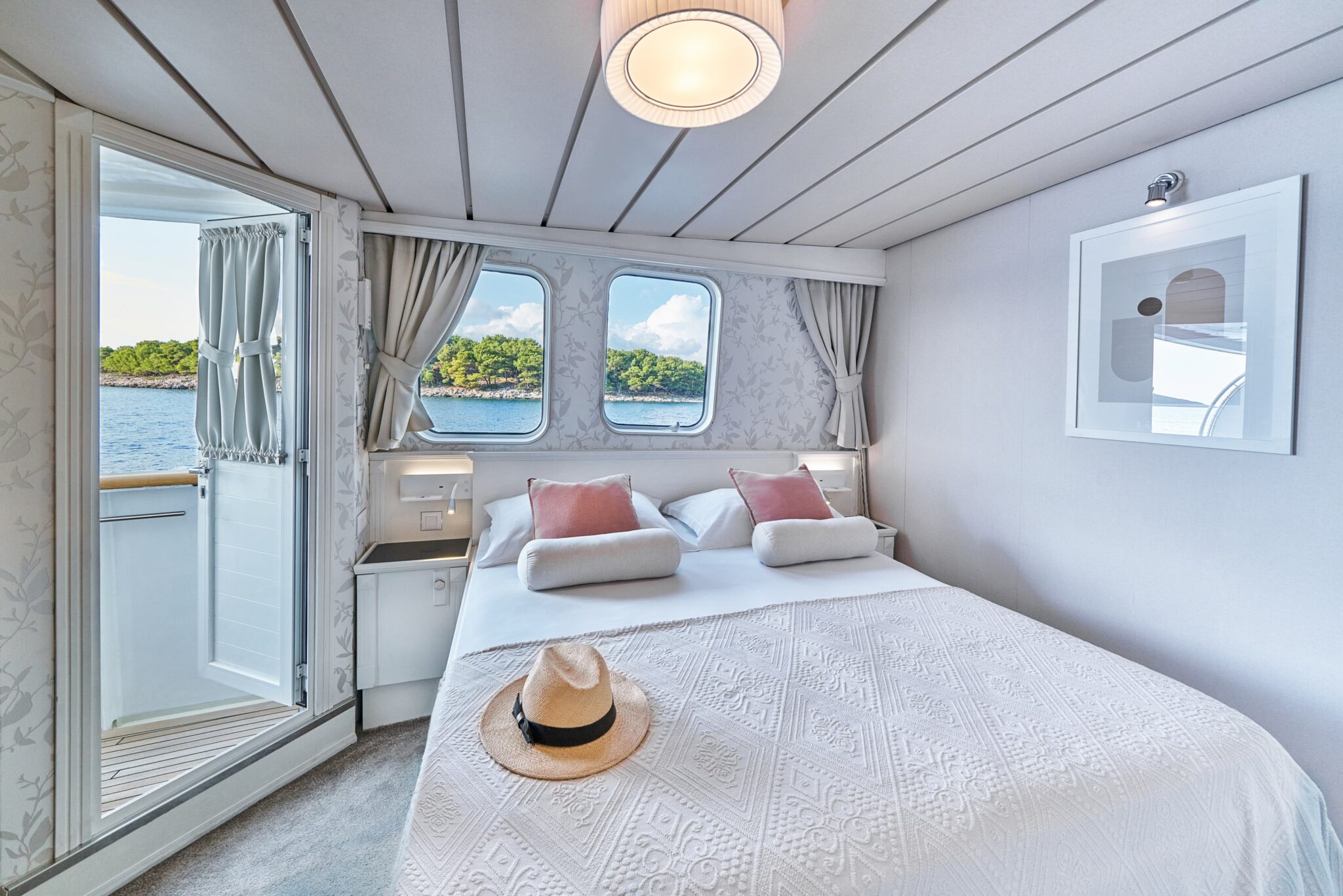 la perla interior cabin  (3) - Valef Yachts Chartering