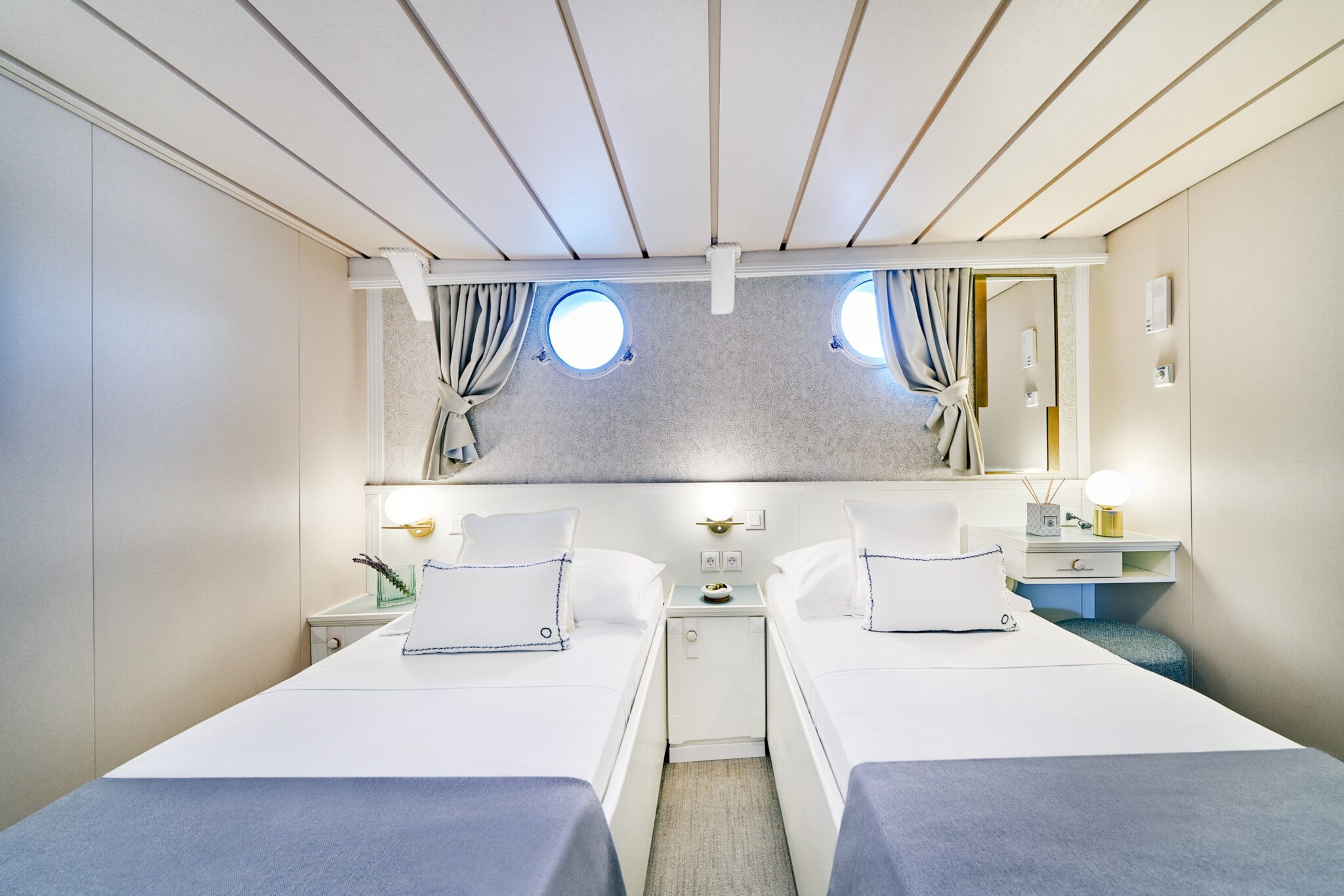 la perla interior cabin  (6) - Valef Yachts Chartering