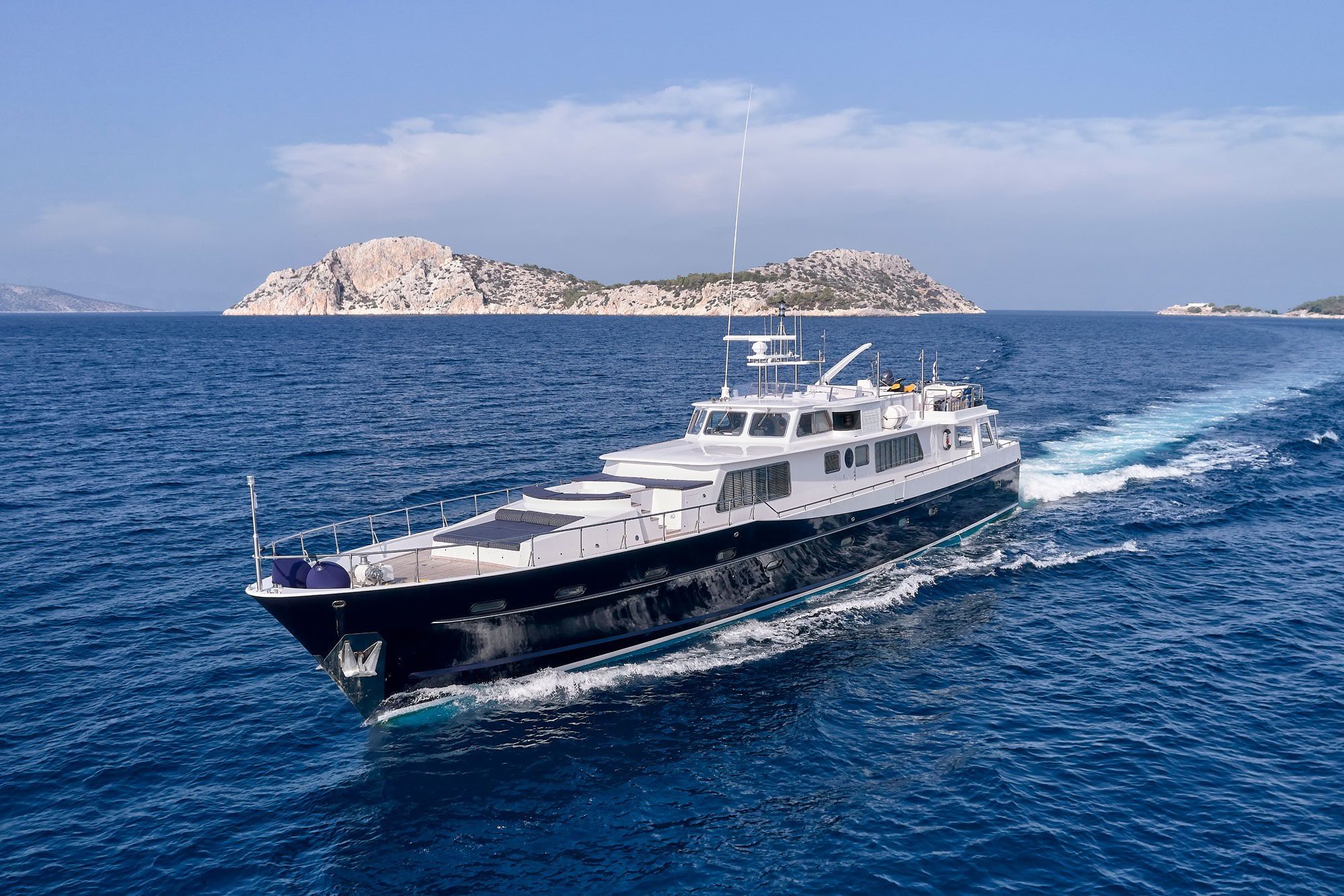 Alaya motor yacht lurssen exterior profile (1) min - Valef Yachts Chartering