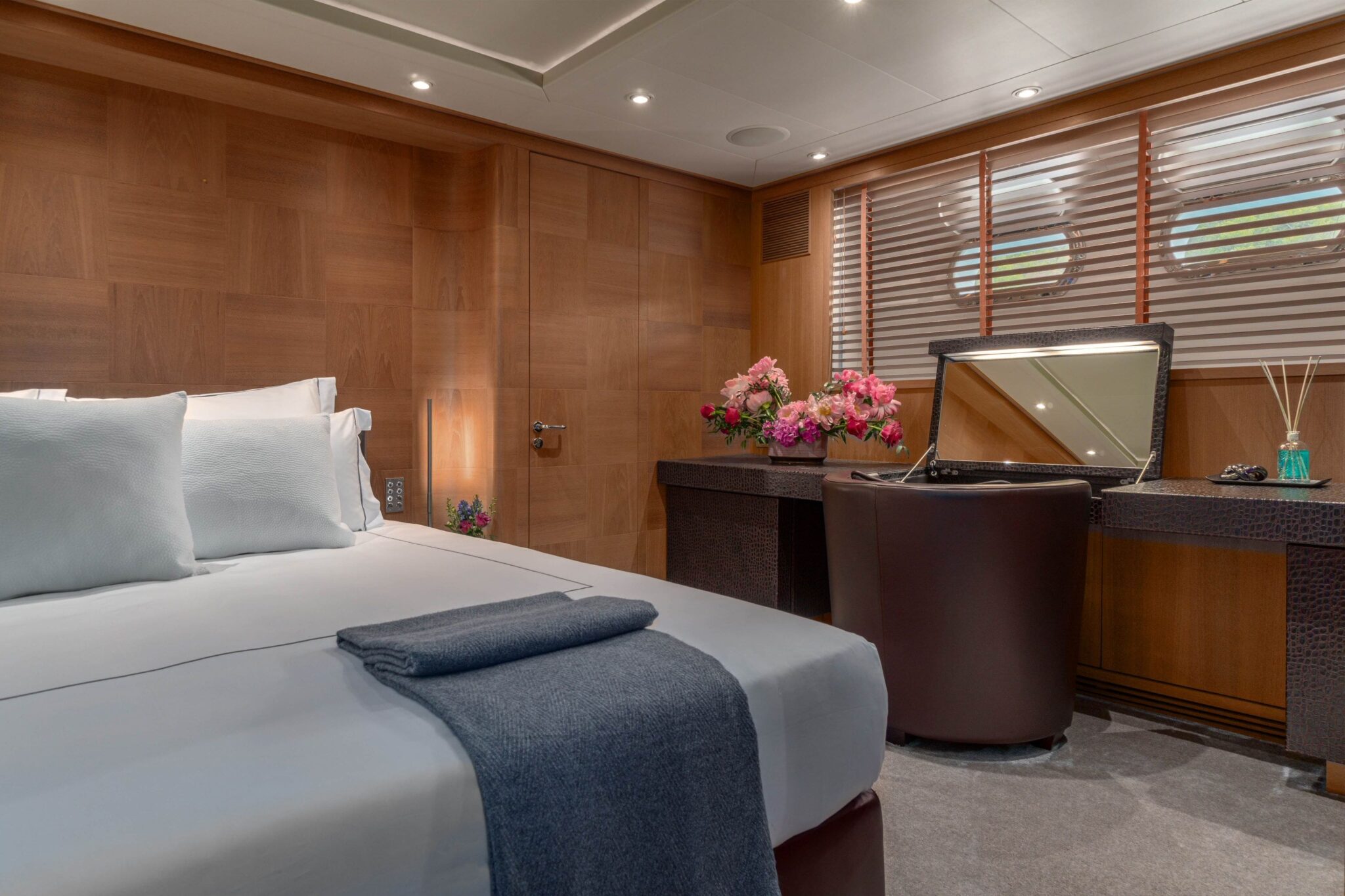 Motor yacht tigra owners suite (8) min - Valef Yachts Chartering