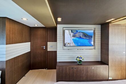 Infinitas motor yacht Owners suite (1) min - Valef Yachts Chartering