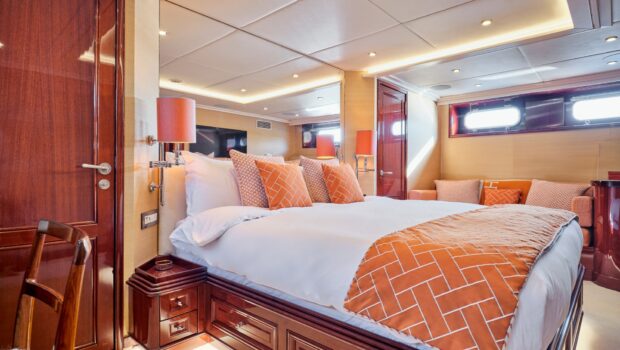 12. MIA ZOI Master cabin min - Valef Yachts Chartering